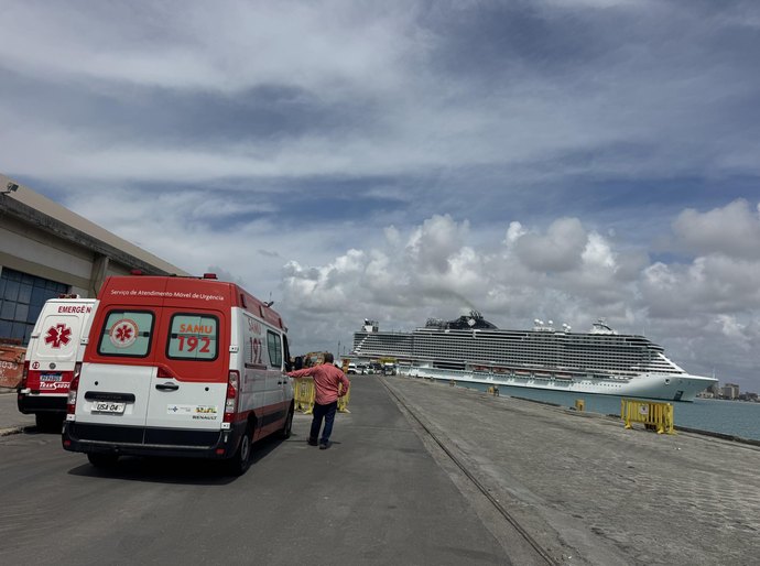 Samu atende idoso a bordo de navio atracado no Porto de Maceió