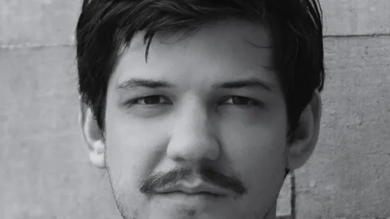 Praia esgarçada alegria, livro de André Santa Rosa, lança olhar para o arquivo político e a memória pessoal através do poema narrativo