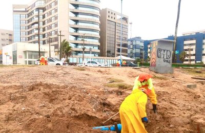Infraestrutura realiza desobstrução e limpeza de galerias em pontos de alagamento