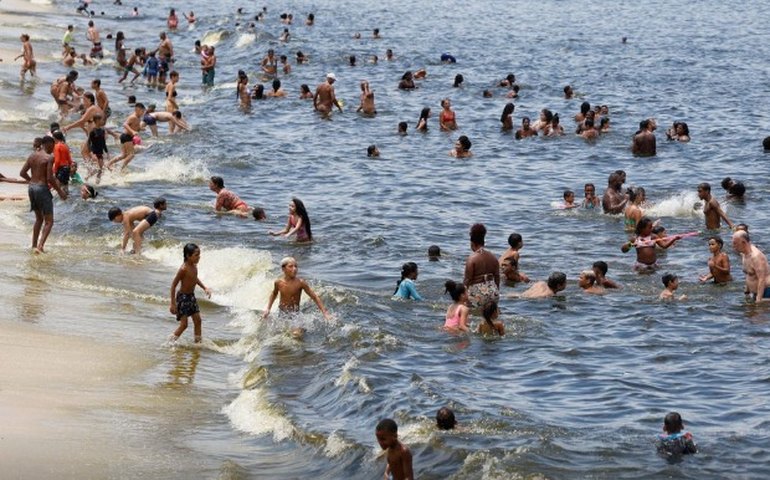 Praias lotam em segunda-feira de calorão no Rio; máxima atingiu 35,6ºC ainda pela manhã