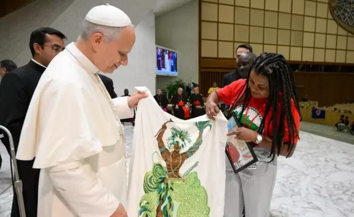 Representante do MST entregou ao papa Leão XIV bandeira com representação de entidade cultuada em religiões de matriz africana Representante do MST entregou ao papa Leão XIV bandeira com representação de entidade cultuada em religiões de matriz africana