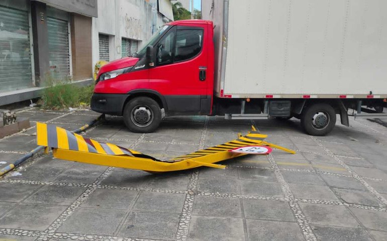Motorista desobedece sinalização e destrói pórtico na Av. Governador Afrânio Lages