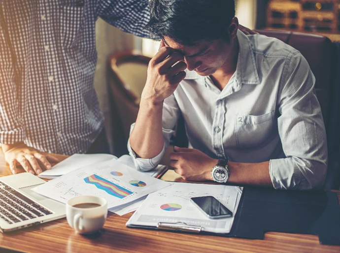 Decisões financeiras que podem prejudicar sua carreira no longo prazo