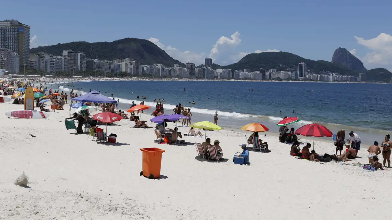 🪧 Ambulantes protestam em Copacabana contra novas regras da prefeitura