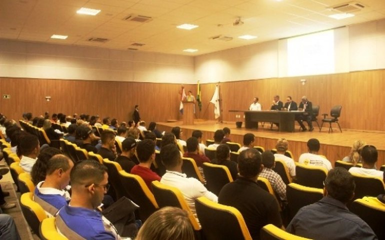 Instrutores e diretores de autoescolas participam de atualização no Detran/AL