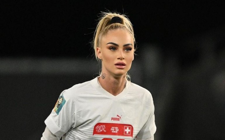 Quem é Alisha Lehmann, atacante fenômeno das redes sociais que substituiu a ex-namorada