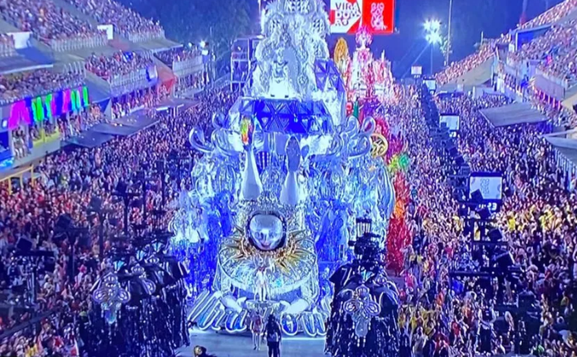 Imperatriz, Mangueira, Viradouro e Beija-Flor brilham na 1ª noite na Sapucaí
