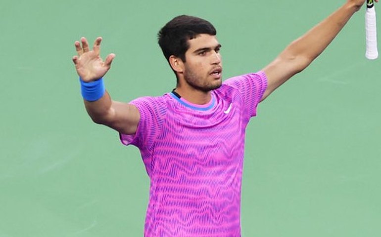 Alcaraz vira diante de Sinner e buscará o bicampeonato em Indian Wells neste domingo