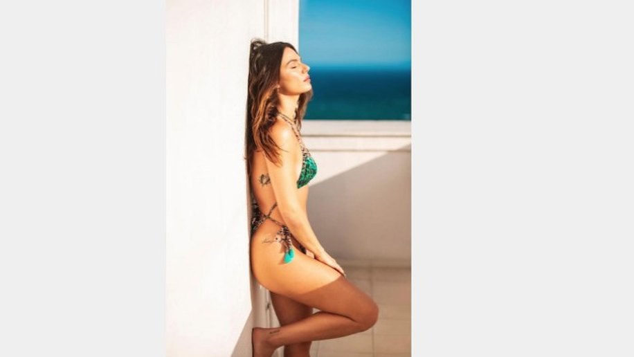 De biquíni fio-dental, Isis Valverde exibe corpão e deixa marquinha à mostra