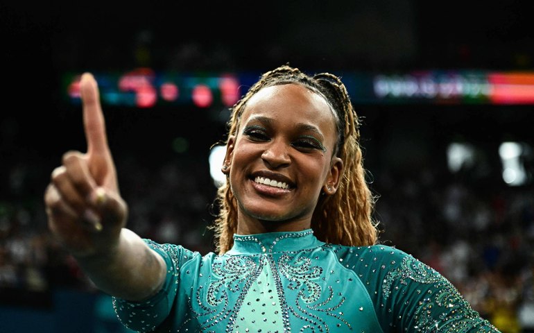 'Se tivesse ouvido comentários na internet, teria desistido', diz Rebeca Andrade