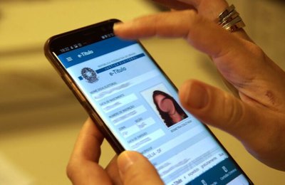 Jovens brasileiros que completaram 15 anos já podem tirar título de eleitor