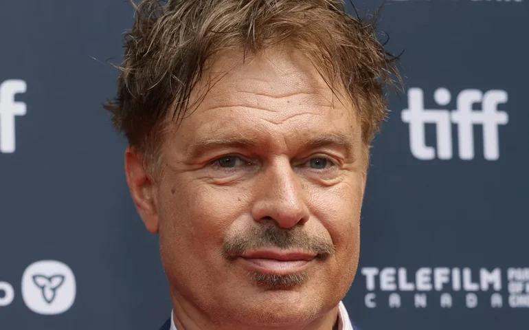 Morre Patrick Muldoon, ator de Tropas Estelares e Melrose Place, aos 57 anos