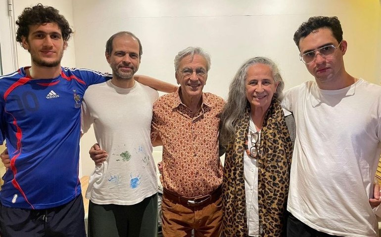 Caetano Veloso vai comemorar 80 anos em live com filhos e Bethânia