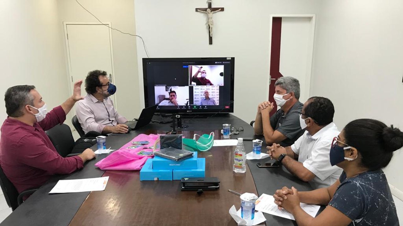 Prefeito Rogério Teófilo entrega tablets para os agentes comunitários de saúde