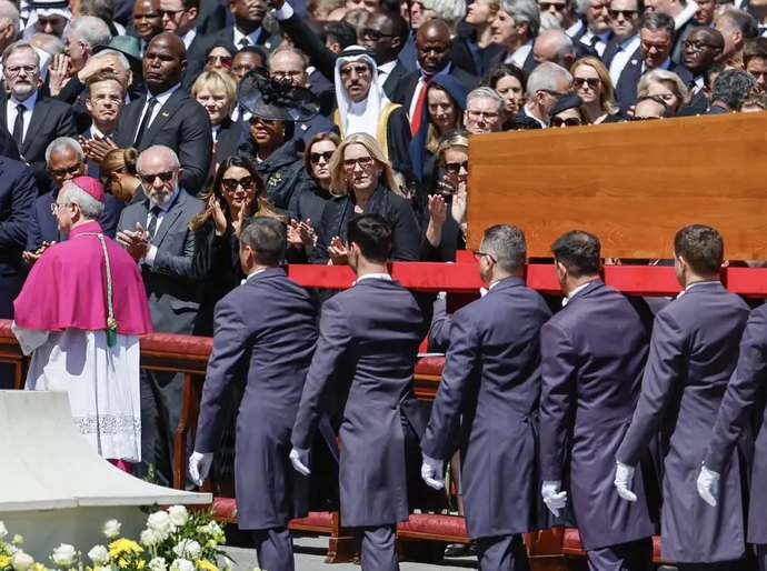 No Vaticano, Lula diz que papa fez história ao combater desigualdades