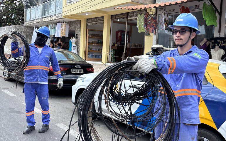 Prefeitura de Maceió retira fios inutilizados dos postes no Pontal da Barra