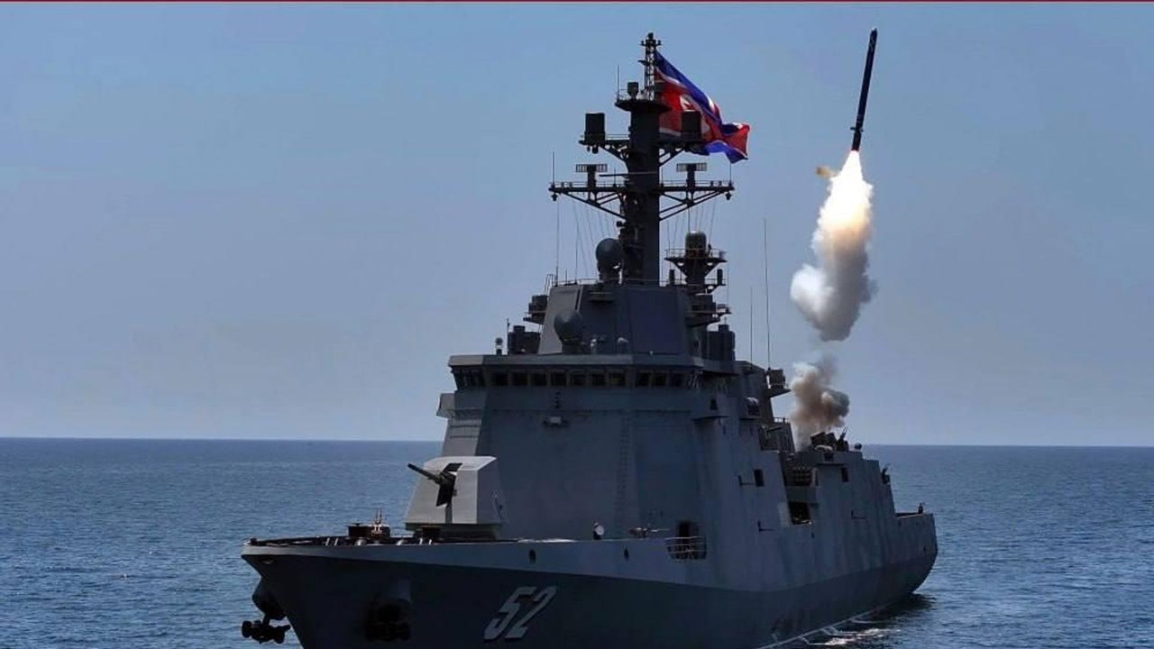 Kim Jong-un supervisiona teste de míssil estratégico do destróier Kang Kon