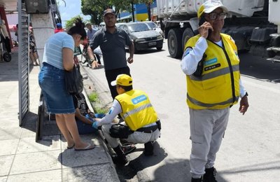Ronda no Bairro prende motorista embriagada após acidente na orla de Maceió
