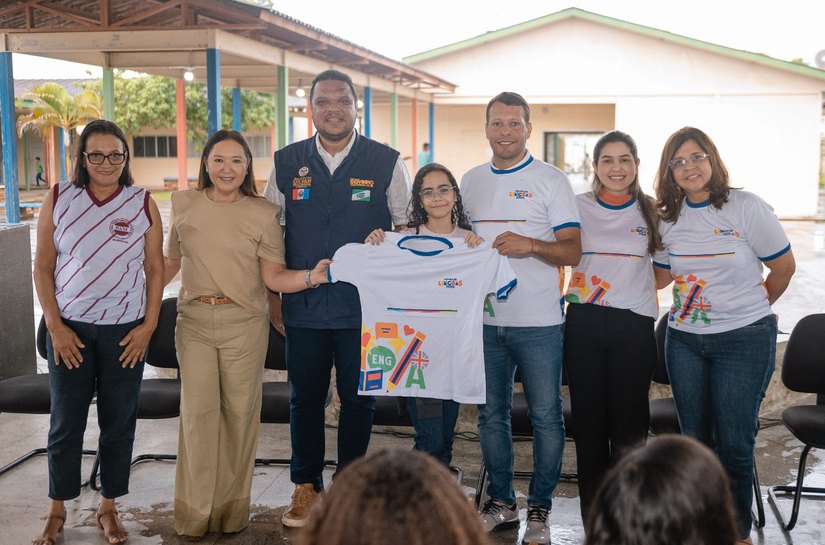 Remi Filho entrega novos uniformes para alunos da Escola de Línguas de Murici e anuncia viagem de imersão