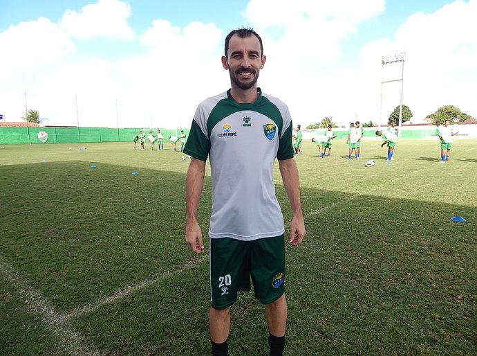 Coruripe anuncia a contratação do volante Anderson Paulista