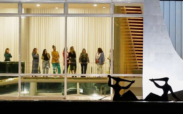 Celulares ficam do lado de fora em churrasco promovido por Lula no Alvorada