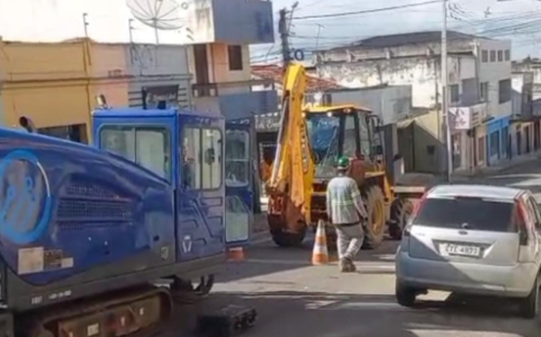 Obra da 'CONASA/Júlio César'  interdita rua no Centro de Palmeira dos Índios