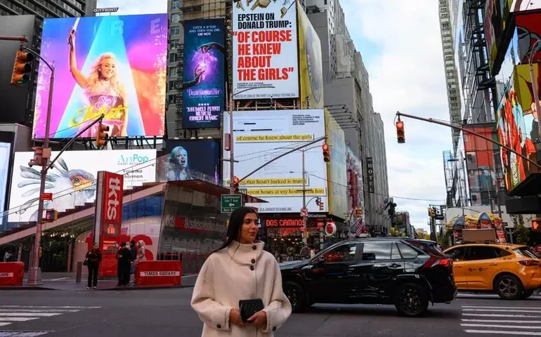 Trump sanciona lei para liberar arquivos de Epstein