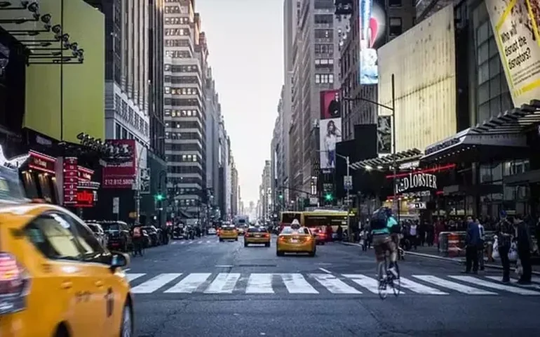Ataque a tiros em fila para boate em Nova York deixa dez feridos