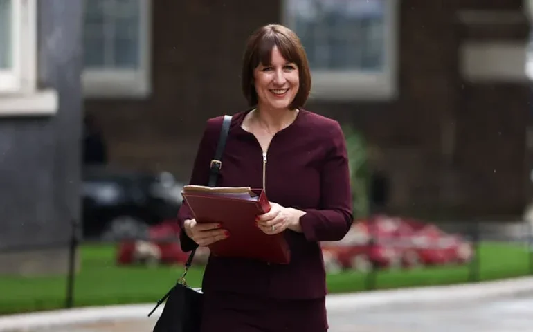 Ministra britânica anuncia cortes em orçamento de bem-estar social e repressão à evasão fiscal