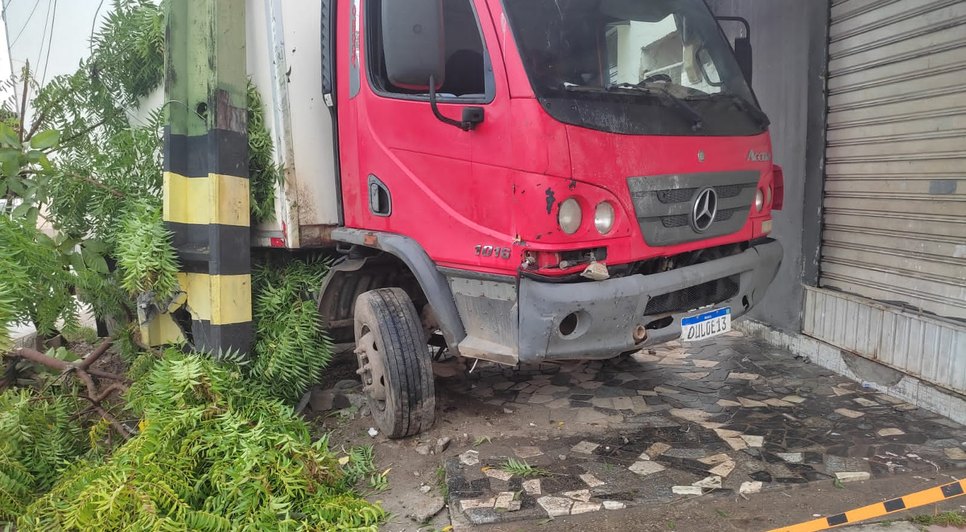 Caminhão colide com carro e poste na Zona Norte de Aracaju