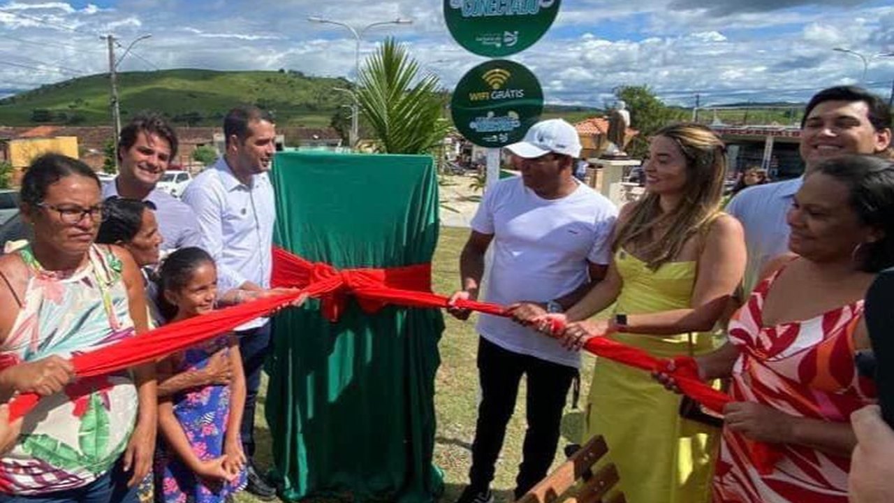 Prefeito de Santana do Mundaú entrega reforma da Praça e inaugura portal de acesso no Residencial Jussara