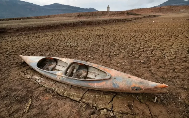 Barcelona entra em estado de emergência devido à seca e impõe restrições ao uso de água