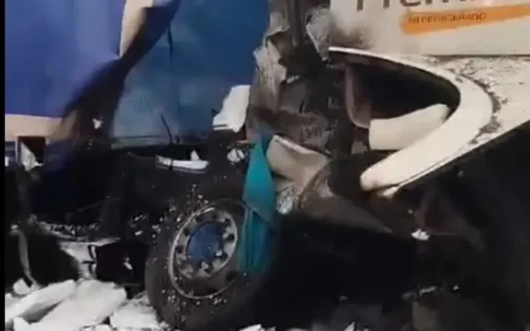 Ônibus com time de vôlei sofre acidente no interior de SP