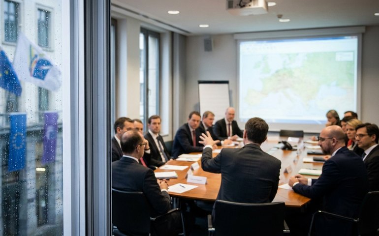 Europa deve negociar paz na Ucrânia com Moscou em vez de conversar apenas com Zelensky, diz analista