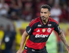 Danilo mostra rosto após cirurgia e brinca com recuperação no Flamengo: 'Cheio de parafuso'