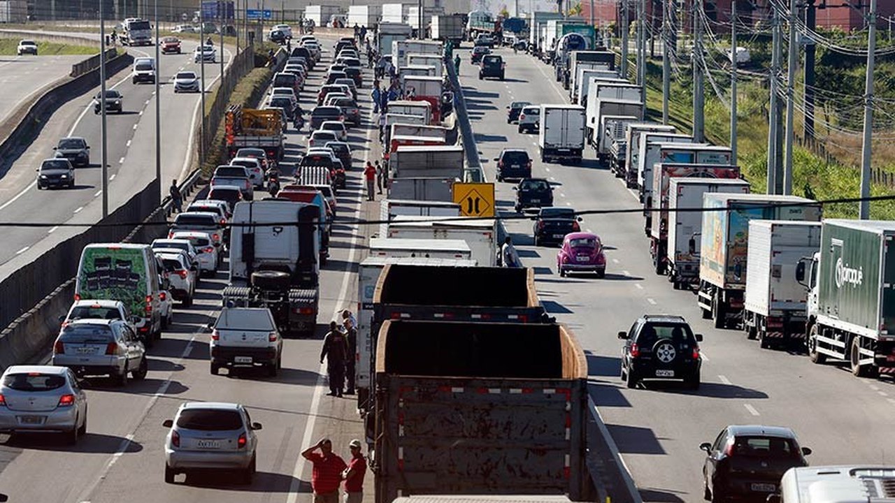 Caminhoneiros planejam nova paralisação para esta quarta