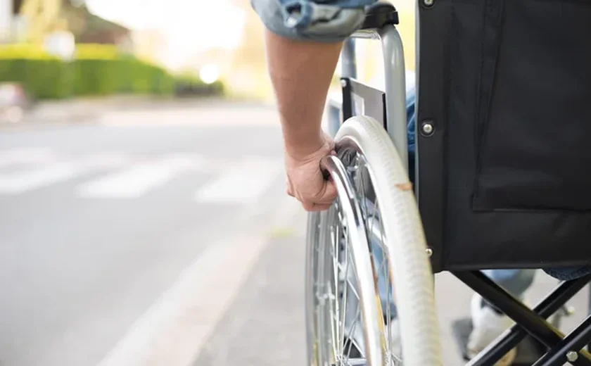 Cadeirante é resgatado após percorrer 7 Km na BR 101