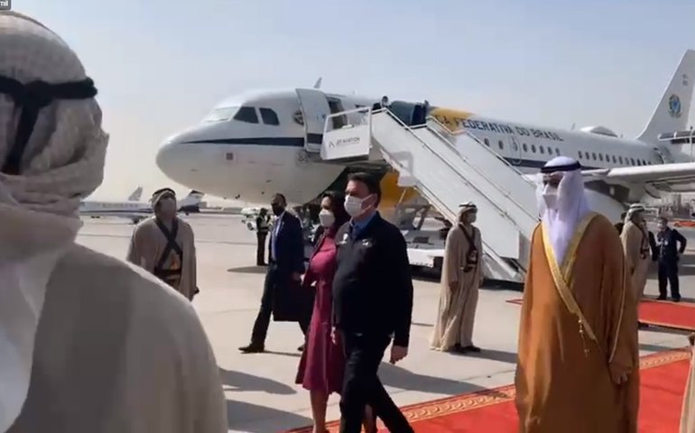 Bolsonaro desembarca em Dubai para semana de viagem pelo Oriente Médio