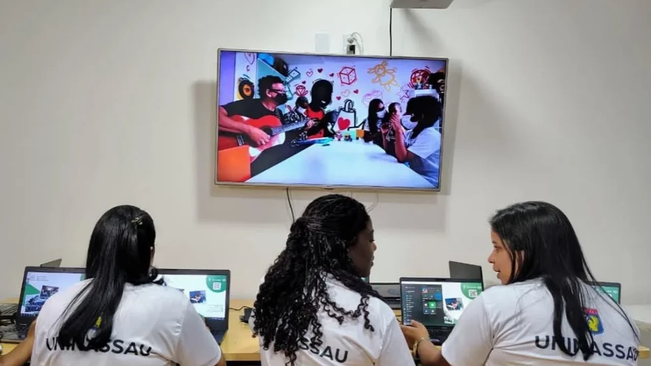 Iniciativa oferta 100 bolsas de graduação EaD gratuitas para pessoas com TEA e mães de crianças autistas