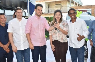 Prefeito Marcos Silva entrega duas ambulância 0km para a população de Messias