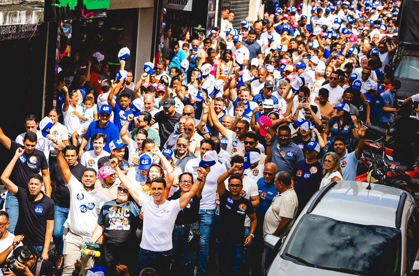 Multidão acompanha JHC em caminhada em União dos Palmares