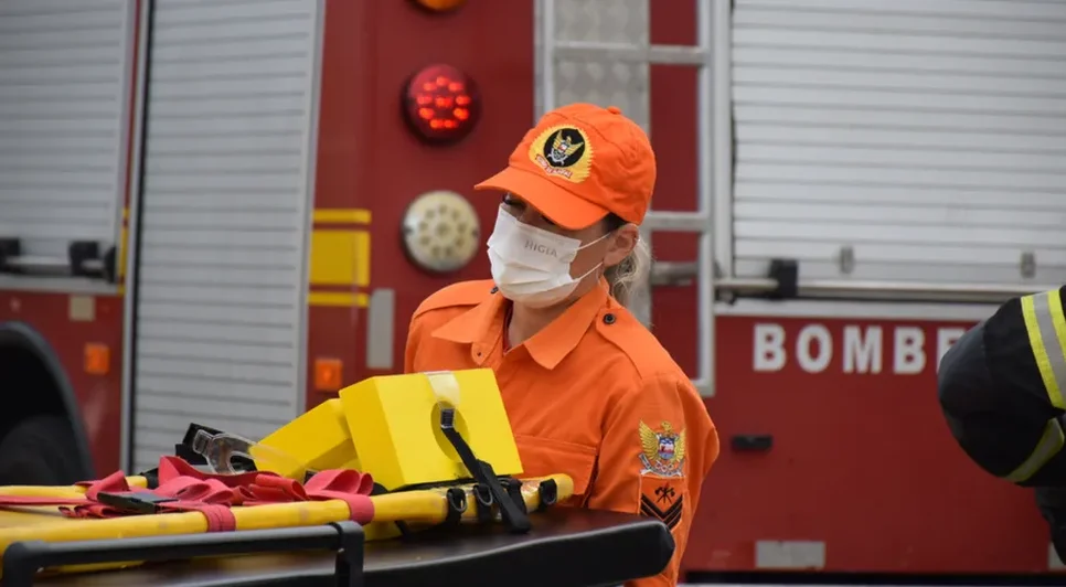 colisao-entre-carro-e-van-deixa-um-morto-e-varios--00867022-a87504c10eb6fd90c3abf04fbad6d8eb-7