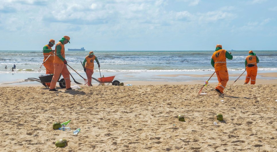 LIMPEZA DE PRAIA ARACAJU / Foto: Felipe Goettenauer