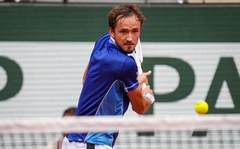 Medvedev perde a decisão em Halle para Hurkacz; Berretini é campeão em Londres