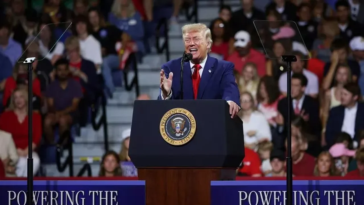 Entre ataques e ameaças ao Irã, Trump aprova acordo nuclear com Riad, diz mídia