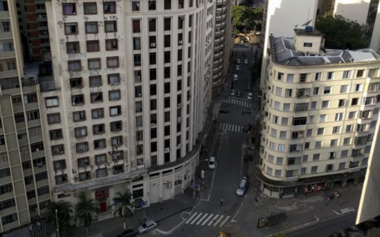 Grupo de sem teto trava desocupação do Hotel Cambridge, em SP