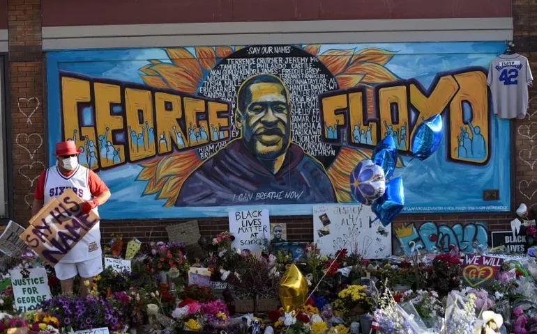 Quatro anos após o assassinato de George Floyd, seu irmão ainda tem pesadelos