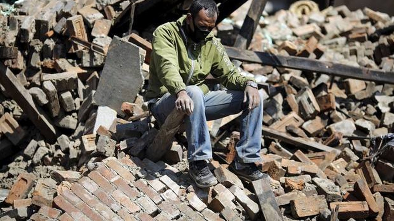 Número de mortos passa de 4 mil após terremoto no Nepal