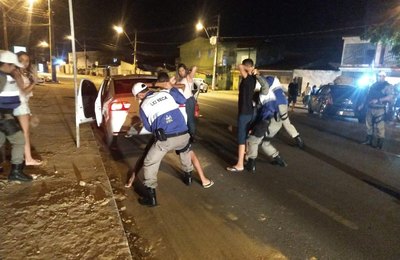 Lei Seca prende passageiro de Uber armado, recolhe CNHs e flagra inabilitados na Jatiúca