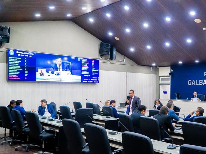 Vereadores debatem regulação de leitos em hospitais e aprovam moção a secretário Mourinha